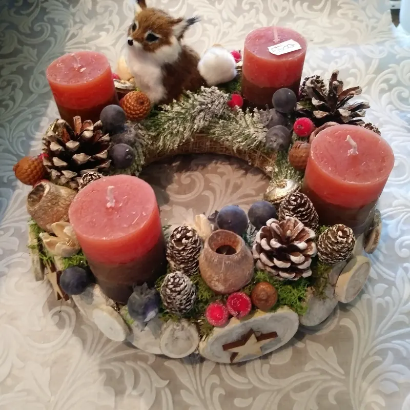 Adventi koszorú korall színű gyertyákkal, tobozokkal